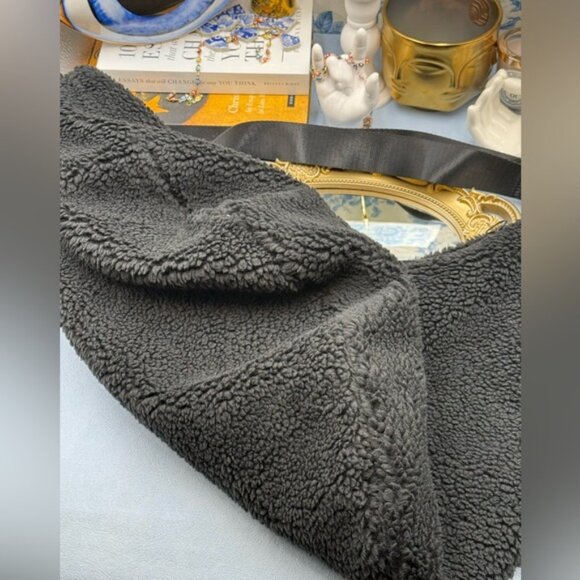 🆕 ALO YOGA 🧿 NWOT Sherpa Om The Go Sling Bag - Black Sherpa - Picture 15 of 16